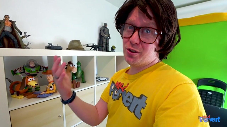 Nerd Pervert: Кейтлін Сміт і Міллі Санторо - Adhoc Porn