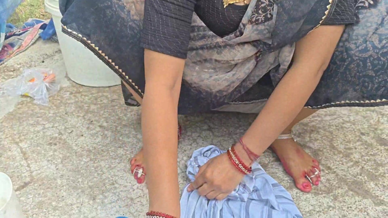 Sexy baby girl: Kız tarlada kıyafetlerini yıkarken baldızını sikiyor