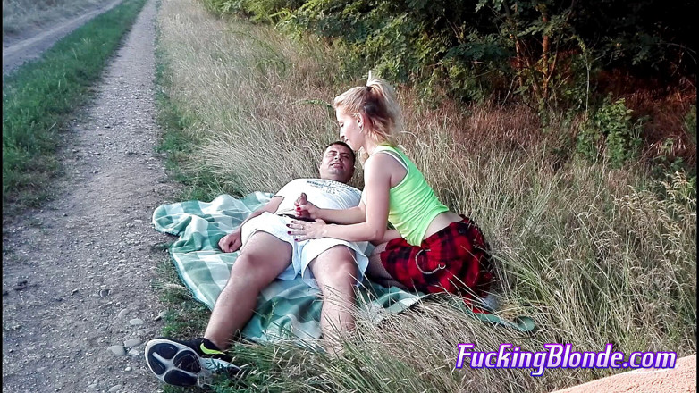Fucking Blonde: Seksi sarışın yol kenarında sikişiyor