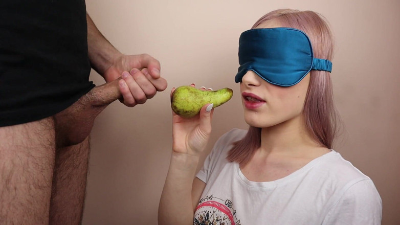 AnnaReyBlonde: Adik tiri molek ditutup mata dalam permainan buah-buahan