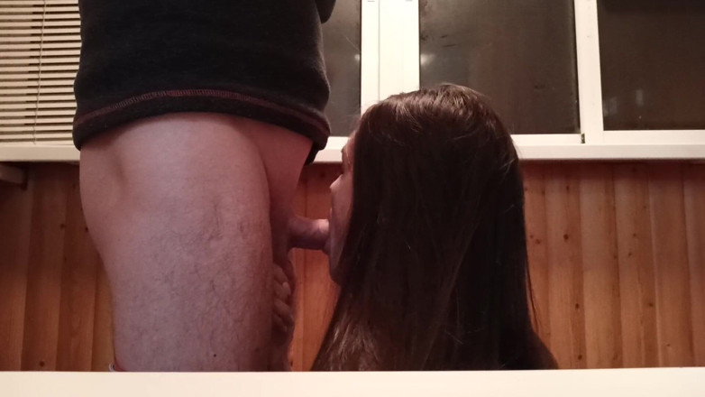 Sasha Green: Une étudiante vient lui rendre visite et taille une pipe sur...