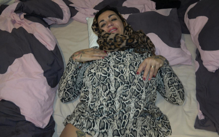 Amateur Homemade Porn: Muslim Stepmom in Hijab Sucks Stepson's Dick &amp; Gets Fucked