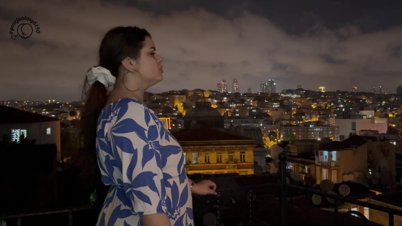 Your fantasy studio: Fumer sur le balcon avec vue sur la ville