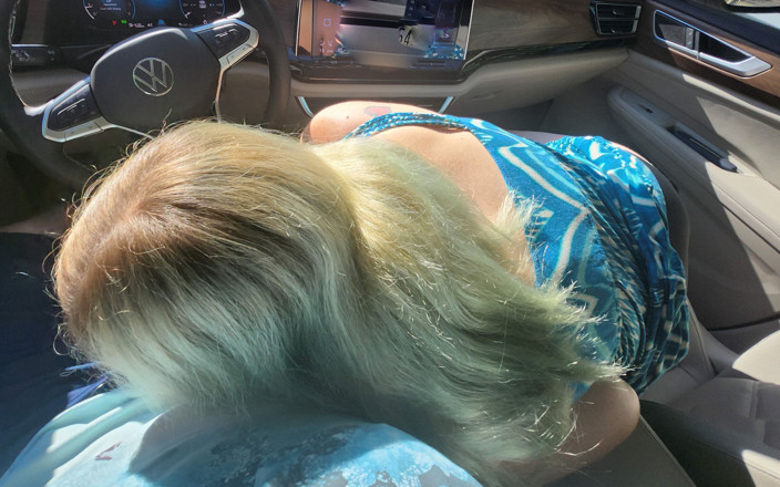 Mama_Foxx94: O muie ascunsă în mașină