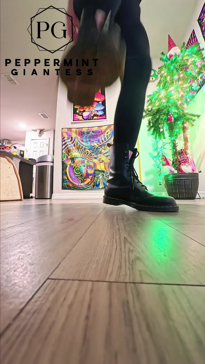 Peppermint Giantess: 6'7 Riesin in Doc Martens stampft hart, langsam stampfend