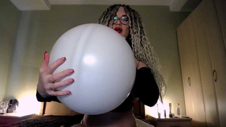BadAssBitch: Balon alb care suge pula fără pop