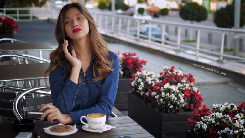 Russian Smokers: Người đẹp Nga từ tính chơi với khói thuốc lá