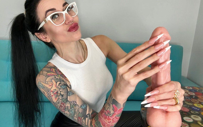 Julia domaina: 프랑스 매니큐어 긴 손톱, 날카로운 발톱과 침을 뱉고 장난 꾸러기 핸잡
