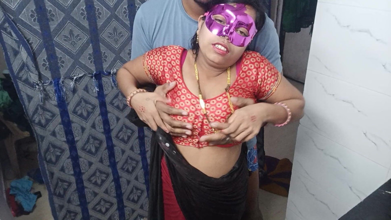 Hindi-Sex: ホットなデジ熟女が完璧な戦利品でチンポに乗る - 本物のアマチュア自家製インドヒンディー語セックス