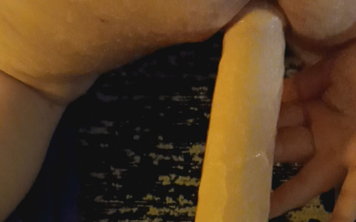 Friend with benefits: Kongkekkan pantat saya dengan dildo 10 inci yang besar