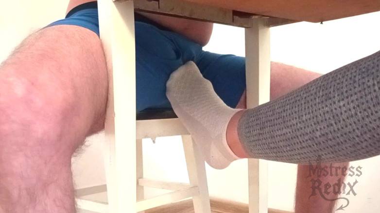 Mistress Redix: Sockjob &amp; orgasme musnah di bawah meja