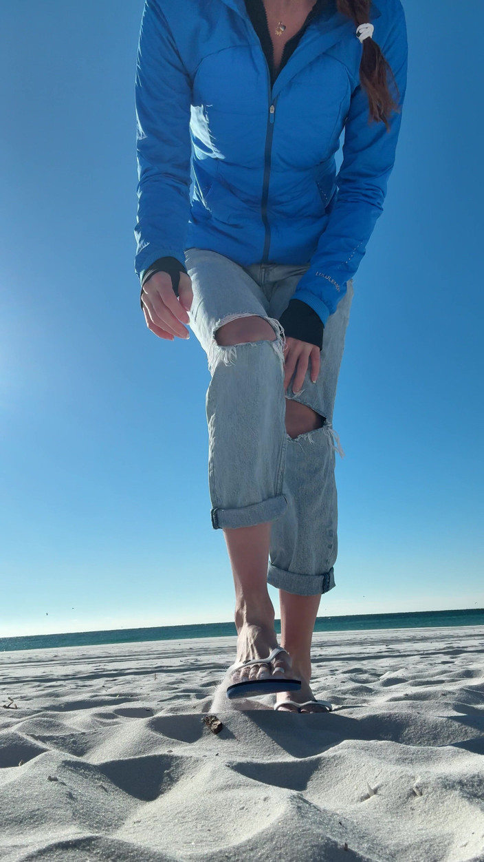 Nadia Foxx: Marcher sur la plage appelle un orgasme rapide !