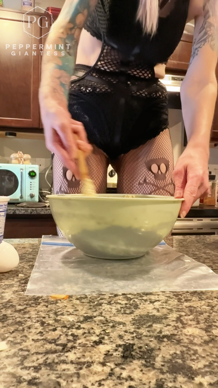 Peppermint Giantess: 7'3 Peppermint Giantess faz conchas recheadas com um ajudante muito...