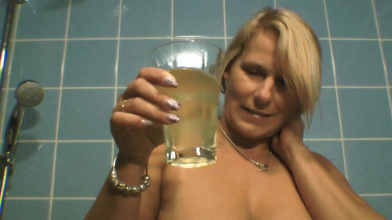 SweetSusi: 3 Brille voller pisse für dich