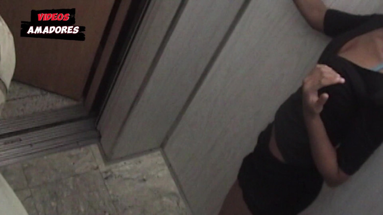 Amateurs videos: Asansör kamerası evli komşusünü başka bir adamla sikişirken yakalıyor