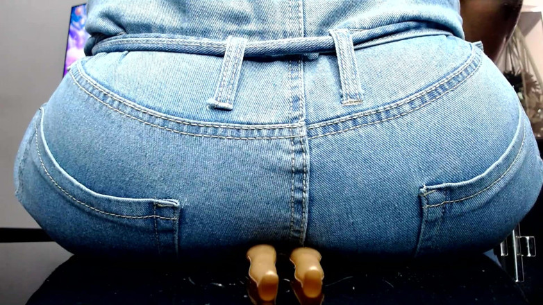 Maeling: Cagna ebano distrutta in jeans di jeans e culo soffocato...