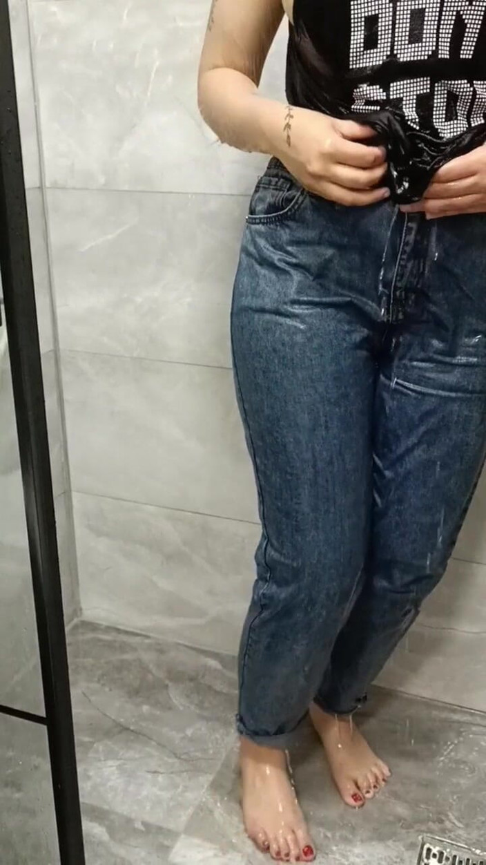 Esmer Tarcin: Mokré ve sprše sexy show Ko