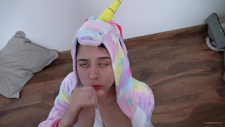 Homegrown Swingers: Gadis onesie lagi asik ngentot kontol
