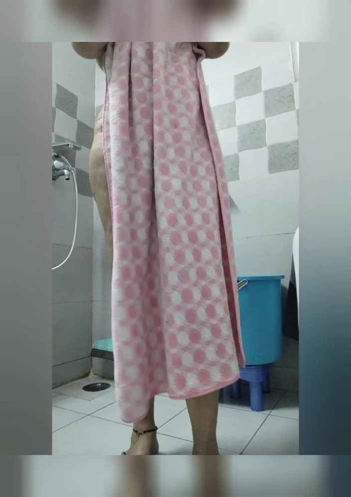 Hot Indian mommy: Indyjska macocha prysznic striptiz