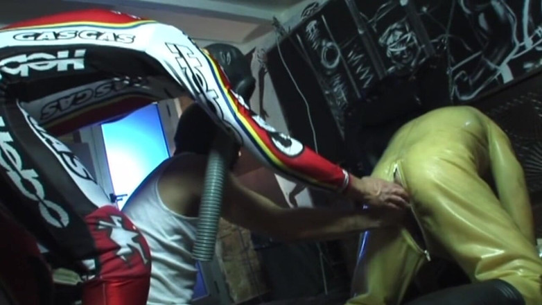 Gaybareback: Fist hardcore sezení v praku nevlastním tátou