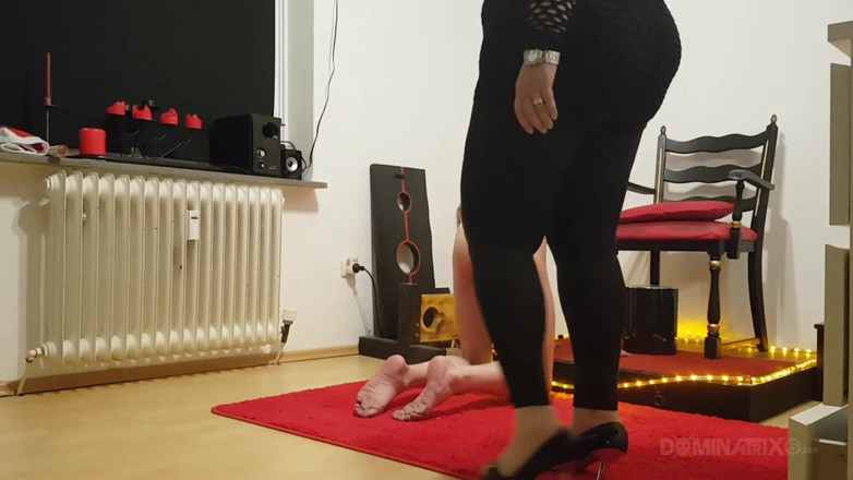 LadyPam: 변태 애널 장난감으로 벌거벗은 창녀를 괴롭히는 매력적인 Dominatrix