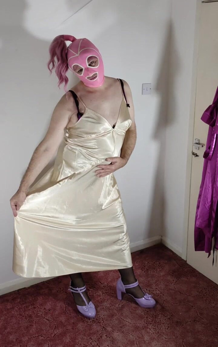 Nottstvslut: Britisches TV-Schlampe nottstvslut sexy gold satin schwarze strümpfe rosa latexhaube
