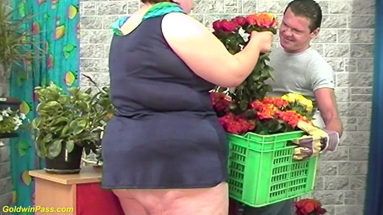 Goldwin pass: Tettona estrema grassa donnona milf gode di una scopata selvaggia