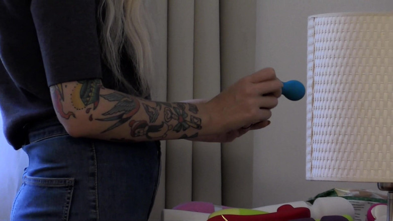 Bitch hunter: Rubia agarra vibrador morado con sonrisa traviesa