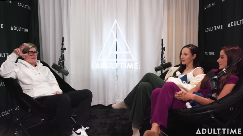 Adult Time Podcast: Podcast de estrellas después de una conexión lésbica