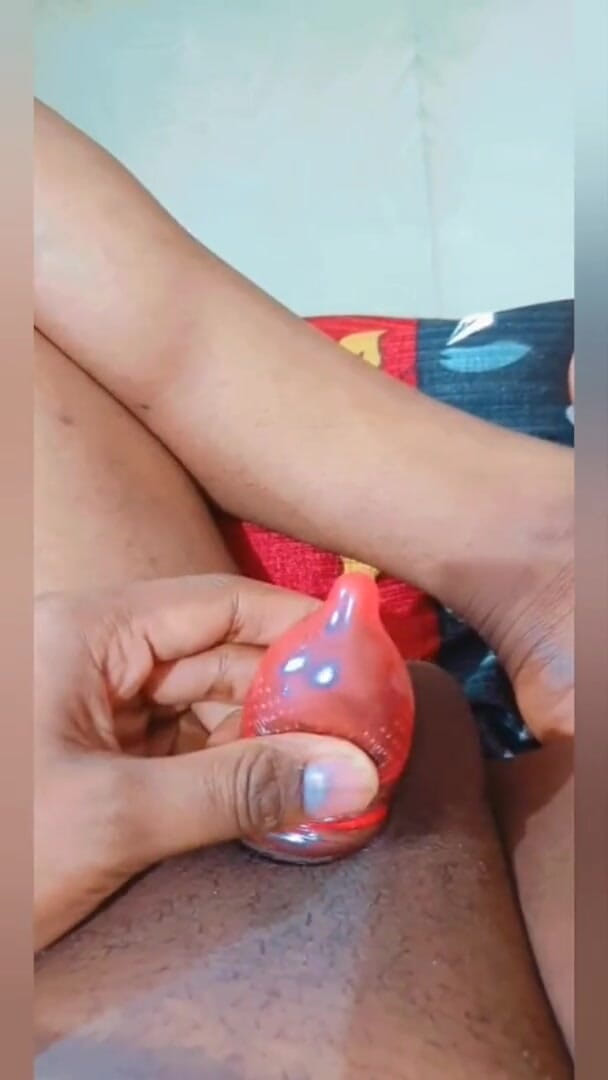 Sissy Slut Simran: Drobný čůrák se snaží stříkat