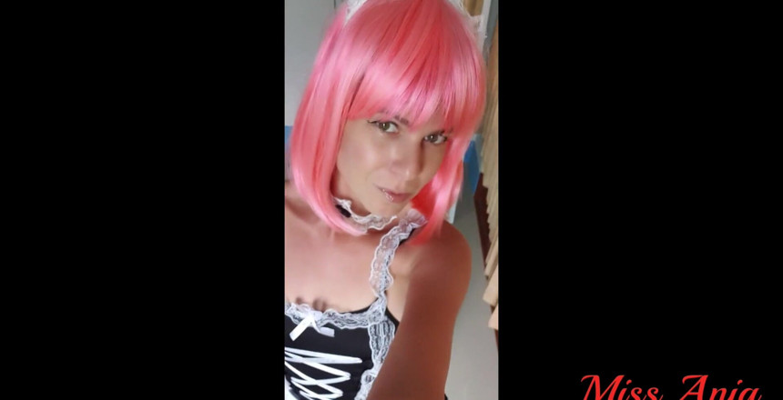 MissAnja_FH: Cette soubrette coquine veut nettoyer ta bite la laisseriez-vous ?