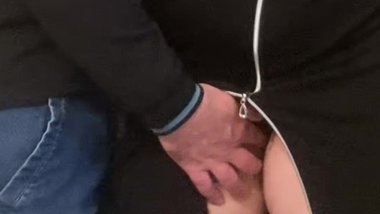 Niki studio: Fantasme de métro ! Une MILF poilue se fait doigter sous...