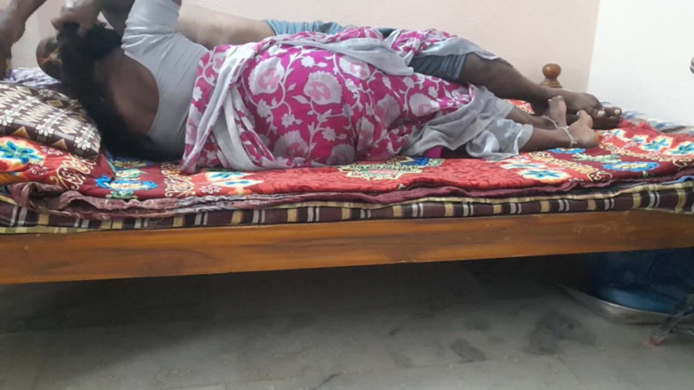 Desi palace: Video seks romantis tante seksi india dengan kain sosis
