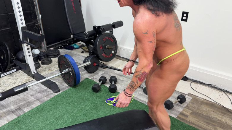 Kandylegsxxx: Baise dans la salle de sport, partie 4, un mec suce...