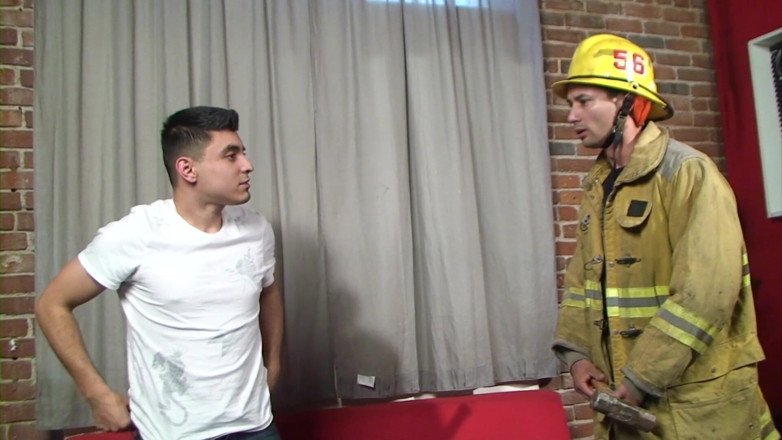 Male Dream: Knappe brandweerman wordt geneukt en gespoten