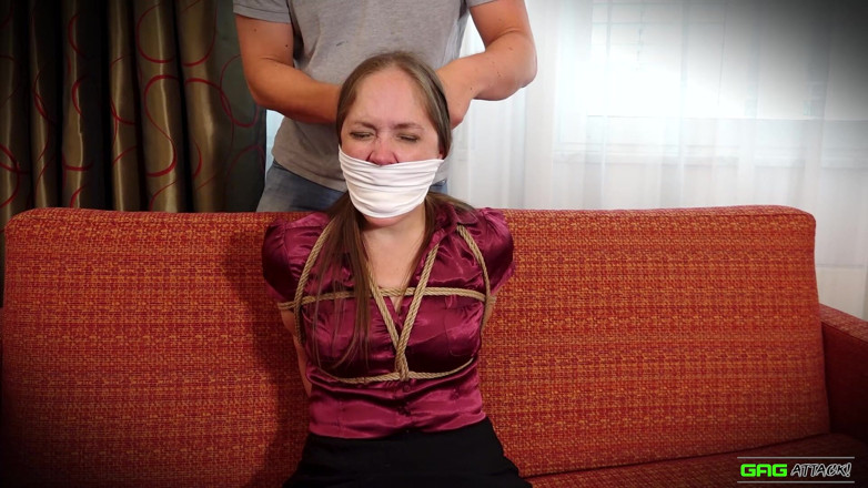 Gag Attack: Рэйчел Адамс - секретаршу схватили