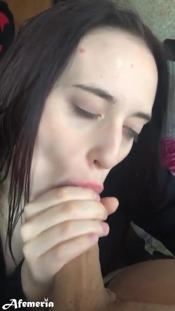 Afemeria: Une salope suce une bite jusqu'à une éjaculation dans la bouche