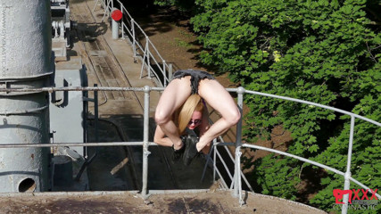 Gymnastic: Elastyczna przygoda na statku w seksownej sukience