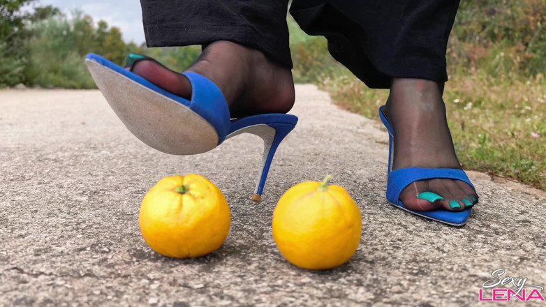 Goddess Lena: Aplastar con tacones altos