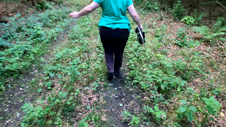 Bouncy Tits Action: Nalgadas en sus grandes tetas en el bosque