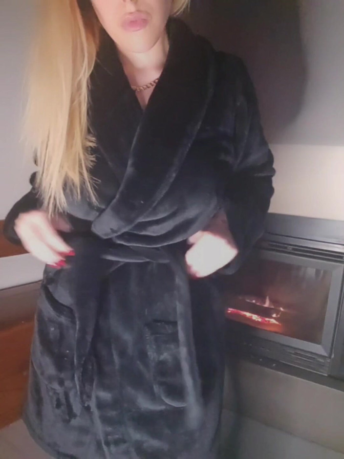 Hotblondygirl: 섹시한 란제리를 보여주는 핫블론디걸 스트립쇼