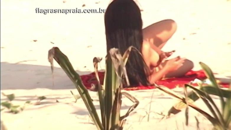 Amateurs videos: Une superbe blonde et brune prend un bain de soleil à...