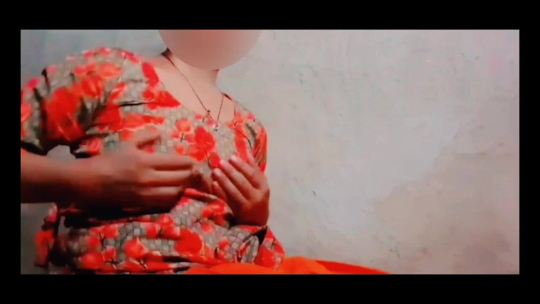 TricolorMusic3: Apăsându-și sânii peste costumul ei de Salwar, devine încet nerăbdătoare și își scoate...