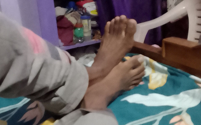 Abhijaymunith: Ukazuji nohy a honí si
