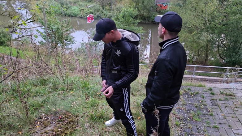 boyzxy212: Scally Băieți homosexuali care mângâie și sug pula în aer liber