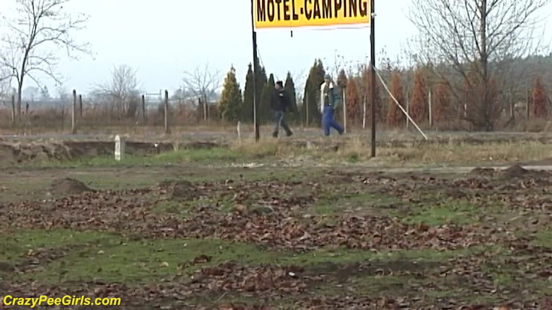Crazy pee girls: Une femme rousse pisse dans la nature