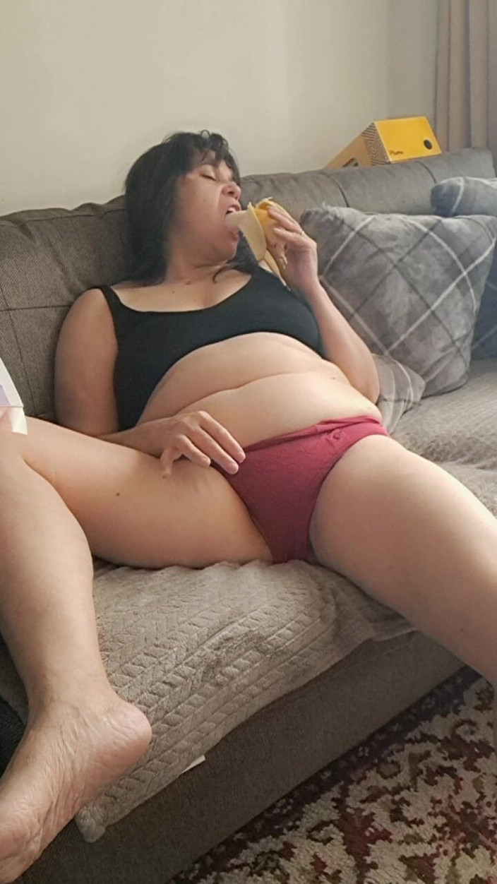 Mommy big hairy pussy: MiLF si masturba con una banana e mukbang
