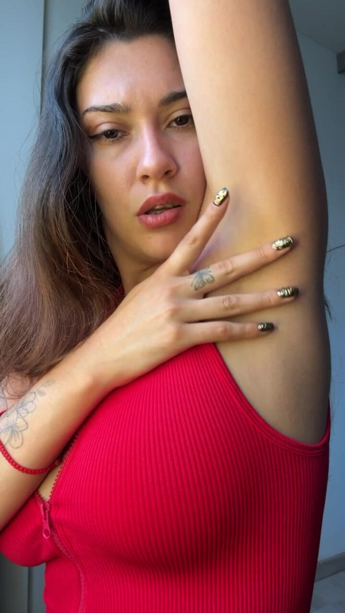 Maria jesus of: Mädchen mit großen Brüsten gönnt sich ihre Achselhöhlen