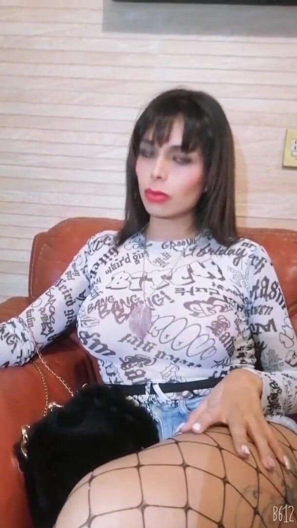 Barbietransxxxx: Транссексуал займається оральним сексом з другом