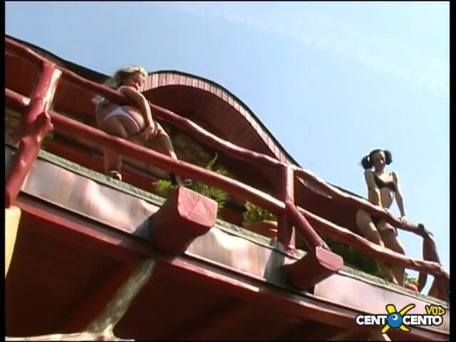 Topaweb: Frumoasele curve exhibiționiste tânjesc după pulă se fut în cur, țipând de...